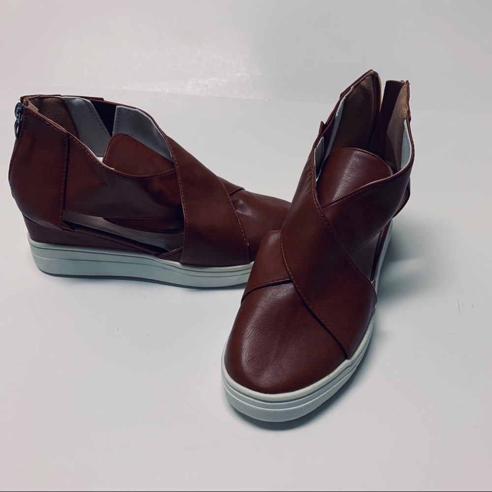 Brinley Co criss cross zippered back wedge Sz 8